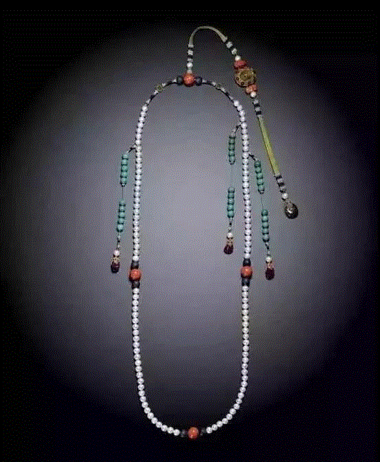 同类藏品：清十八世纪御制东珠朝珠,北京中拍国际2017秋拍精品赏析——清 珊瑚辑米珠包东珠朝珠,朝珠,中拍国际,秋拍精品,包东珠,东珠,清代,东珠朝珠,材质,工艺,皇帝