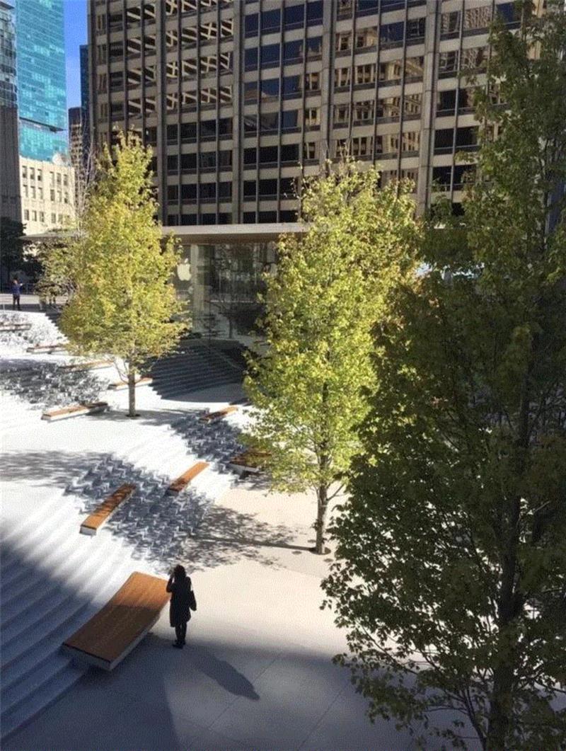 整个室内设计都围绕着“广场”进行，在一个圆形空间里布置着新一代苹果社区公共设施。密歇根大道项目将会举