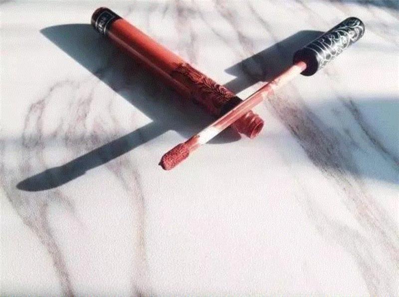 洛丽塔这个款色号堪称是今年ins的网红款，比起同系列的唇膏，这款唇釉的带妆时间更长，让我在高压工作下