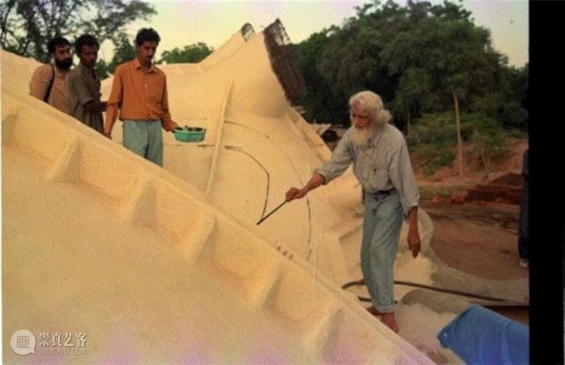 ▲侯赛因于艾哈迈达巴德洞穴画廊创作现场，1994年，图片?Vastu Shilpa Foundati