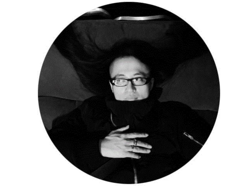 蛊师，创意总监。先后就职于Jwt、Euro、Ogilvy等国际4A广告公司。摄影师，从事商业摄影工作