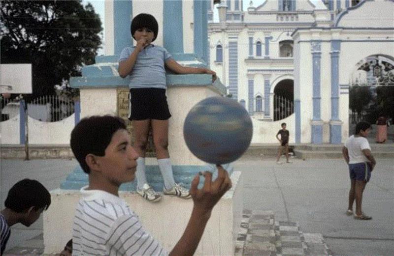 ▲&nbsp;Alex Webb, Tehuantepec, Mexico, 1985,最好的相机是你手中的那台,相机,摄影,影像,徕卡,摄影师,华为,照片,马格南图片社,刘香成,Webb