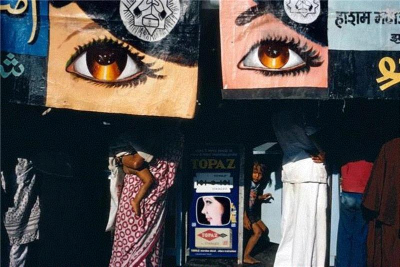▲&nbsp;Alex Webb，INDIA. 1981. Bombay,最好的相机是你手中的那台,相机,摄影,影像,徕卡,摄影师,华为,照片,马格南图片社,刘香成,Webb