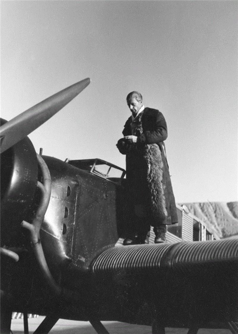 ▲&nbsp;飞行员卡斯特尔Wulf-Diether Graf zu Castell站在他的飞机上,最好的相机是你手中的那台,相机,摄影,影像,徕卡,摄影师,华为,照片,马格南图片社,刘香成,Webb