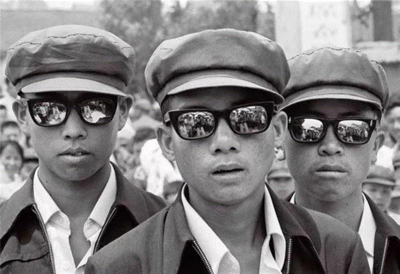 ▲&nbsp;1980年，云南。年轻的朋友。,最好的相机是你手中的那台,相机,摄影,影像,徕卡,摄影师,华为,照片,马格南图片社,刘香成,Webb