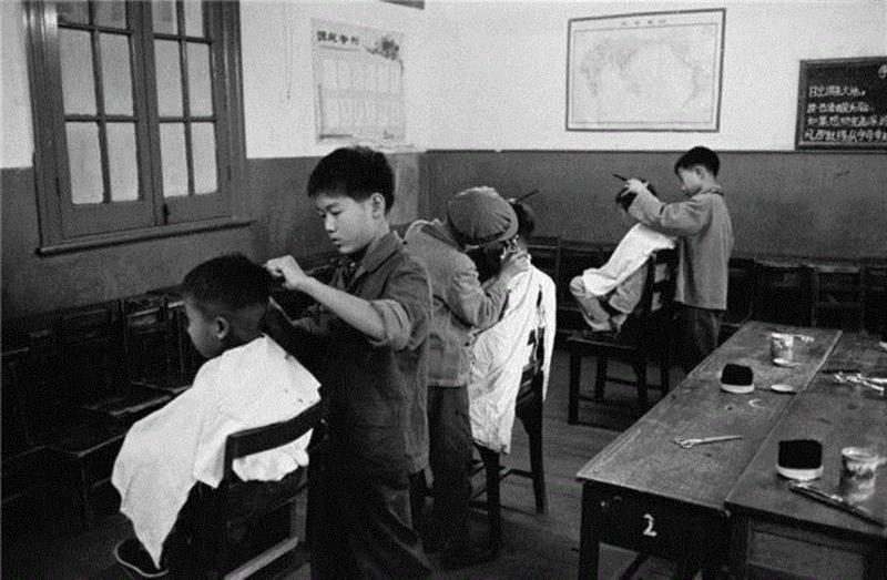 ▲&nbsp;1977年，上海，小学生正在扮演班级理发师为彼此理发,最好的相机是你手中的那台,相机,摄影,影像,徕卡,摄影师,华为,照片,马格南图片社,刘香成,Webb
