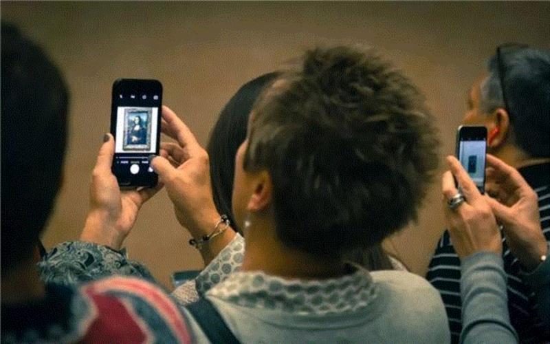 ▲ 卢浮宫，蒙娜丽莎前的参观者,最好的相机是你手中的那台,相机,摄影,影像,徕卡,摄影师,华为,照片,马格南图片社,刘香成,Webb