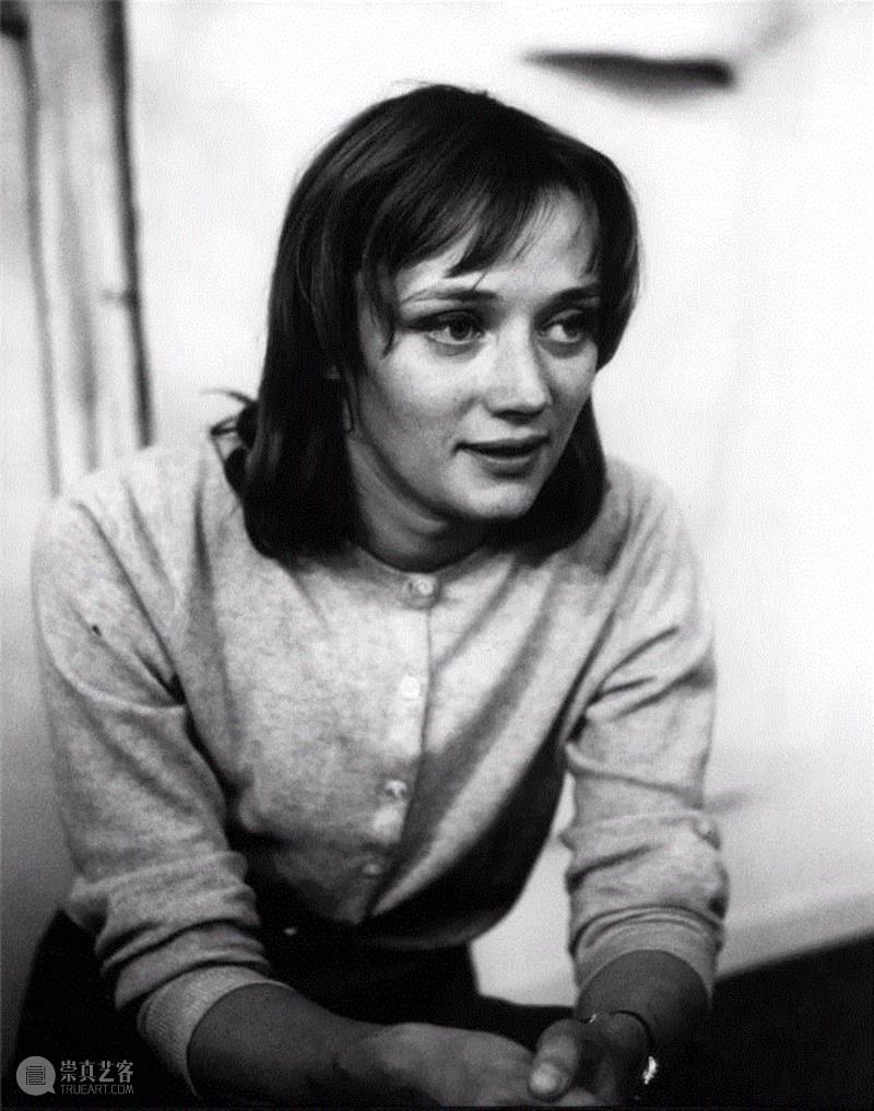 年轻时的妮基·桑法勒,幼时被父亲性侵，长大后靠画画治愈，终成一代传奇女权主义艺术家,父亲,幼时,长大,画画,治愈,传奇,女权主义艺术家,妮基,桑法勒,丁格利