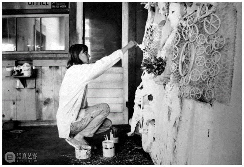 幼时被父亲性侵，长大后靠画画治愈，终成一代传奇女权主义艺术家,父亲,幼时,长大,画画,治愈,传奇,女权主义艺术家,妮基,桑法勒,丁格利