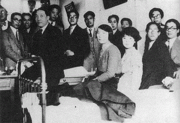 ▲ 徐悲鸿在巴黎留学期间的合影。,他是中国国宝级画师，流过浪，寻过死，却凭一匹马征服世界，还画画骂过蒋介石,画画,蒋介石,国宝级,画师,徐悲鸿,傲骨,巴黎,徐寿康,傲气,父亲