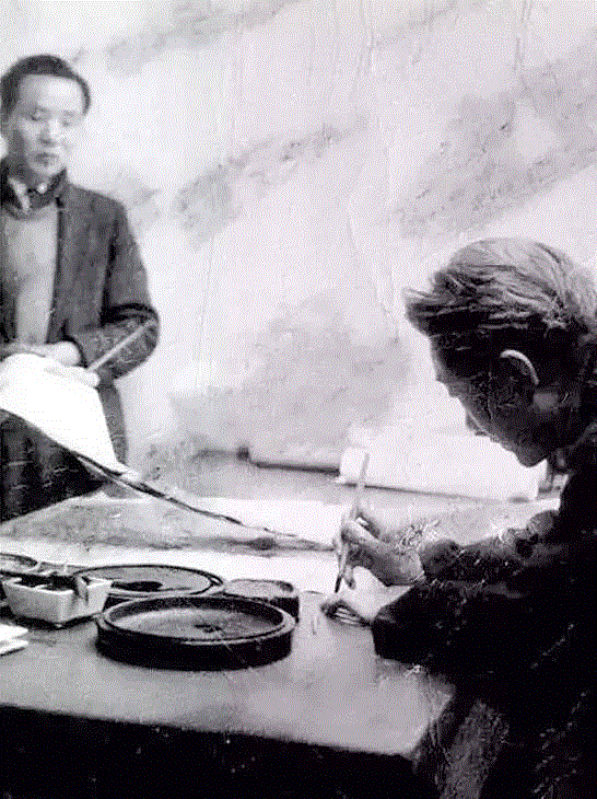 ▲&nbsp;徐悲鸿进行教学，左为李可染,他是中国国宝级画师，流过浪，寻过死，却凭一匹马征服世界，还画画骂过蒋介石,画画,蒋介石,国宝级,画师,徐悲鸿,傲骨,巴黎,徐寿康,傲气,父亲