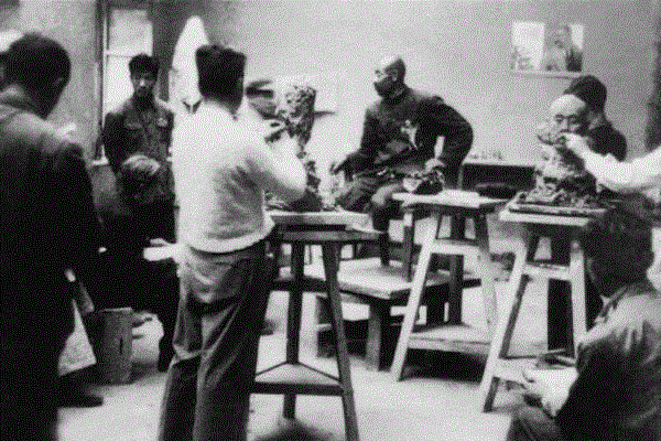 ▲ 1950年徐悲鸿到雕塑系教室指导,他是中国国宝级画师，流过浪，寻过死，却凭一匹马征服世界，还画画骂过蒋介石,画画,蒋介石,国宝级,画师,徐悲鸿,傲骨,巴黎,徐寿康,傲气,父亲