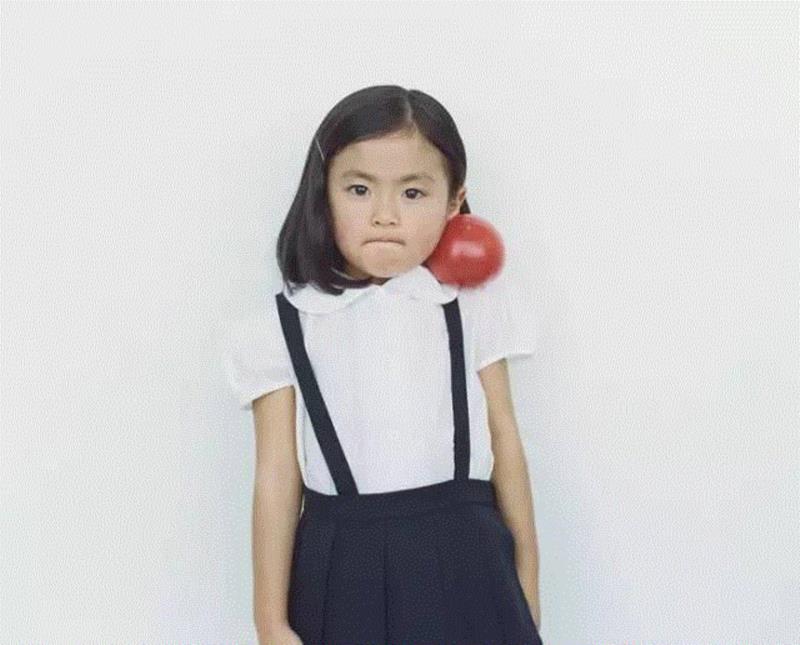 有的尴尬地耸着肩，有的自信地站着，,日本少女写真第一人,少女,日本,写真,横浪修,摄影师,纯真,照片,留言,视频,女星