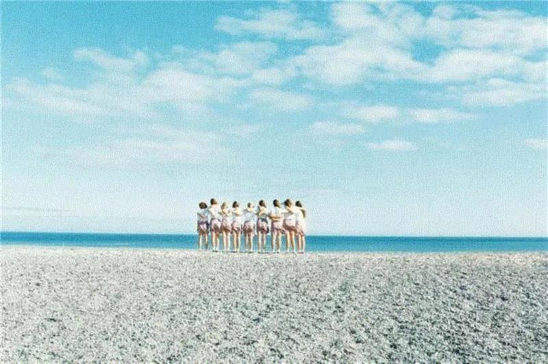 大海边，少女们相互拥抱。,日本少女写真第一人,少女,日本,写真,横浪修,摄影师,纯真,照片,留言,视频,女星