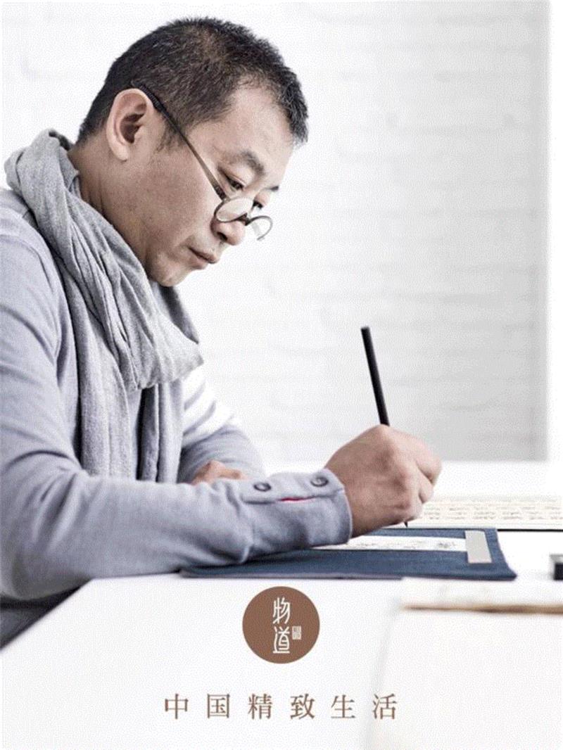 岛上的猴子们没咋见过人类，所以对会给它们食物的David格外友好...,一群人帮一只猴子把这个摄影师告到破产... 还能有这种操作？？？,摄影师,破产,操作,David,自拍,照片,版权,动物,自拍照,相机