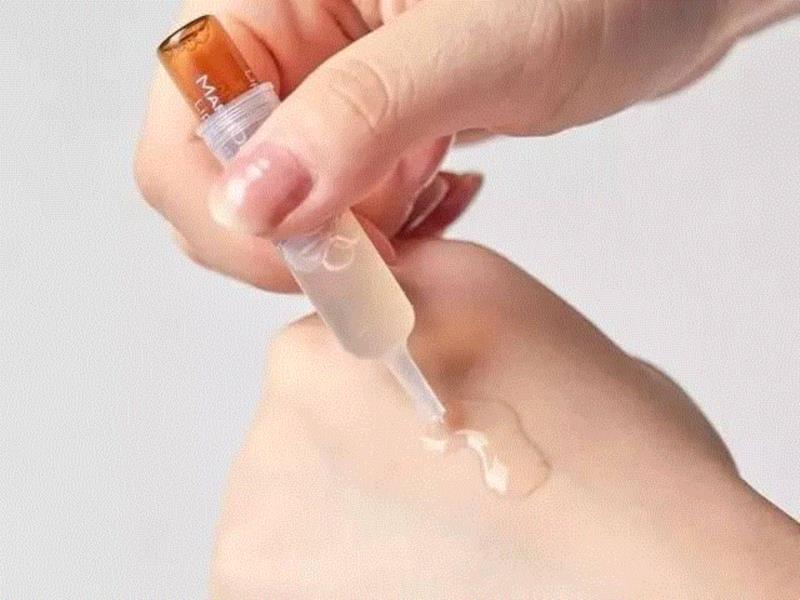 焕肤精华液是清爽水润的质地，有淡淡的香味。保湿度高，不油不黏腻，涂抹在脸上很好吸收。适合所有肤质。,密集修复肌肤的精华液，一个晚上就能消灭闭口、镇压痘痘！,精华,肌肤,修复,密集,夜间,皮肤,蛋白,粉刺,护肤品,果酸