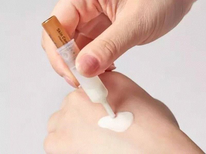抗衰老美白精华的质地是半透明的奶白色，同样好吸收、不黏腻。,密集修复肌肤的精华液，一个晚上就能消灭闭口、镇压痘痘！,精华,肌肤,修复,密集,夜间,皮肤,蛋白,粉刺,护肤品,果酸