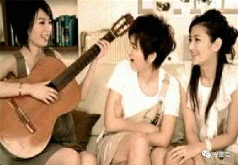 成功的背后总是堆积着高高的寂寞你看我们s.h.e学习写歌多久如今才能听到我们的创作音乐这条路 很辛苦