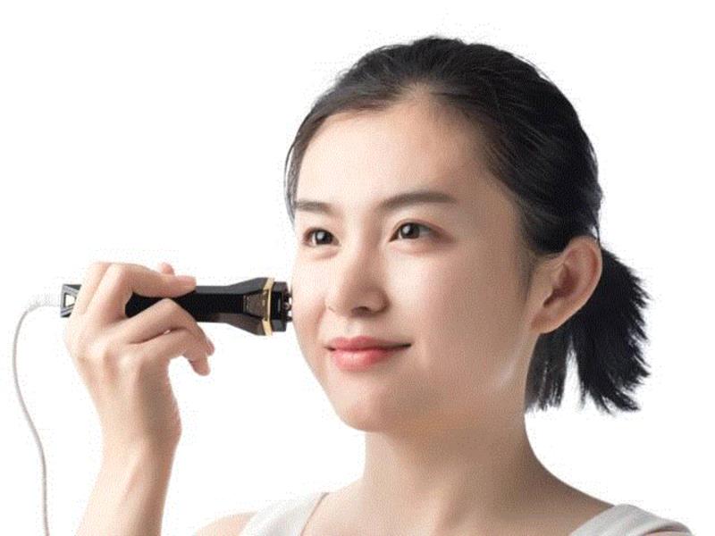 它不光瞬时效果超厉害,小编坚持使用一段时间后,发现眼尾纹也变浅了,原本瘪下去的苹果肌,又变得饱满、有
