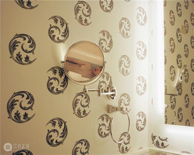 Holding, 2015，One Land To Another,影楼 | 徐冠宇用摄影挑战白人对亚裔男性的刻板印象,徐冠宇,摄影,亚裔,男性,挑战,白人,Another,美国,身份,One