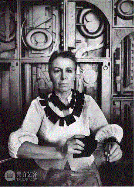 路易斯·内维尔森(LouiseNevelson)是美国著名雕塑家，以纪念碑式的单色木质结构的户外雕塑