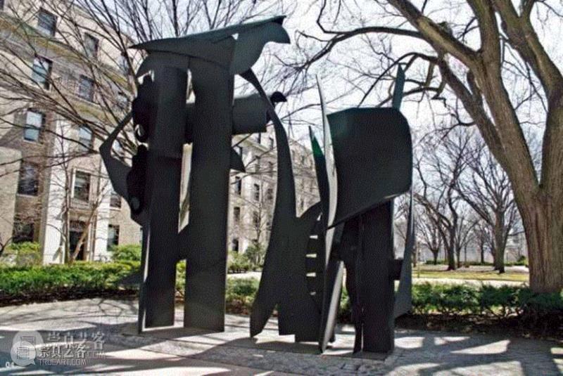 《透明的地平线》，1975年，美国麻省理工学院校园,我不是女权主义者，我不过恰巧是一位女性艺术家 ——路易斯·内维尔森 ,女性艺术家,雕塑家,雕塑,Nevelson,Louise,路易斯·内维尔森