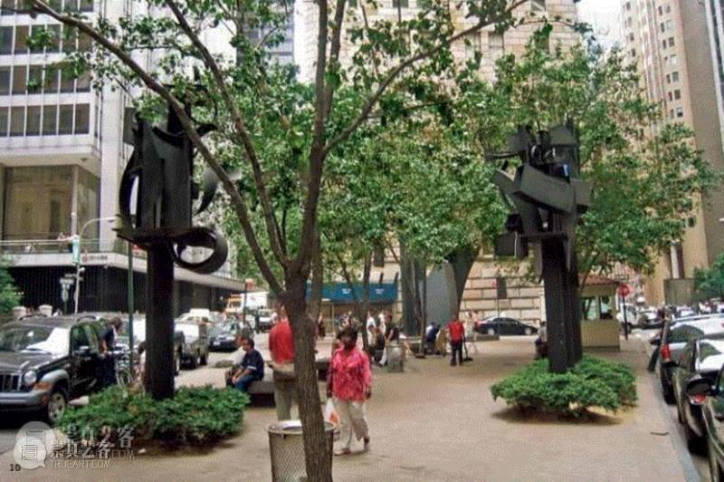 路易斯·内维尔森广场。广场上陈列内维尔森的《影子和旗帜》，由7座涂成黑色的耐蚀钢雕塑组成。这里在19