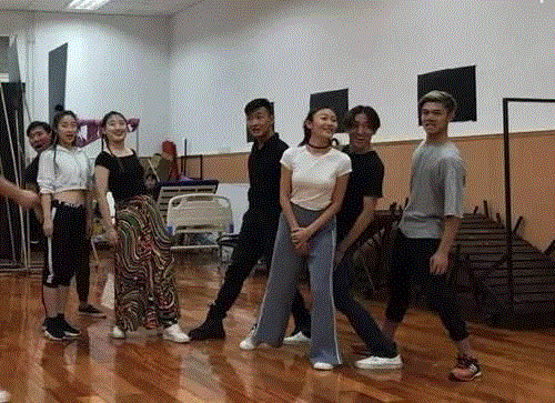 ▲ 《秋裤和擀面杖》排练照&nbsp;「野人谷大检查」片段,水逆吉祥物——秋裤和擀面杖 【←这是一部音乐剧】,音乐剧,擀面杖,吉祥物,音乐,演员,原创,野人,爱情,中文版,导演