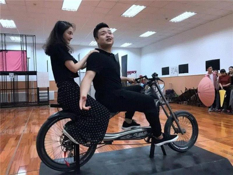 ▲ 「秋裤和擀面杖」排练照,水逆吉祥物——秋裤和擀面杖 【←这是一部音乐剧】,音乐剧,擀面杖,吉祥物,音乐,演员,原创,野人,爱情,中文版,导演