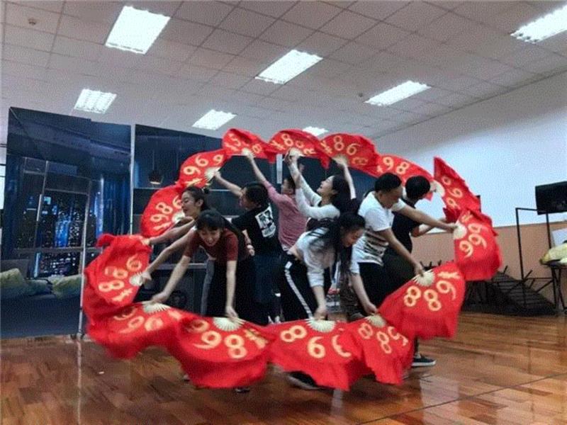 ▲ 扇子上的数字是红包里的金额,水逆吉祥物——秋裤和擀面杖 【←这是一部音乐剧】,音乐剧,擀面杖,吉祥物,音乐,演员,原创,野人,爱情,中文版,导演