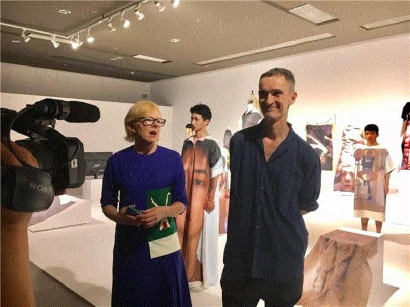 奥利弗·赫林（右）与OCAT西安馆馆长凯伦·史密斯于展览开幕,OLIVER HERRING 奥利弗·赫林 @2017影像上海艺术博览会 『在场』,OLIVER,HERRING,奥利弗·赫林,@2017影像上海艺术博览会,奥利弗,OCAT西安馆,互动,TASK,影像上海艺术博览会,创作过程