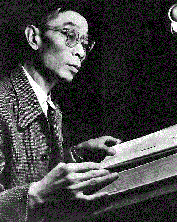 ▲ 1961年，傅雷在自己设计的字典架上查阅资料。,夫如山，妻似水，真正的爱情是互相成就,爱情,夫如山,傅雷,朱梅馥,傅聪,成家,丈夫,傅敏,杨绛,合影