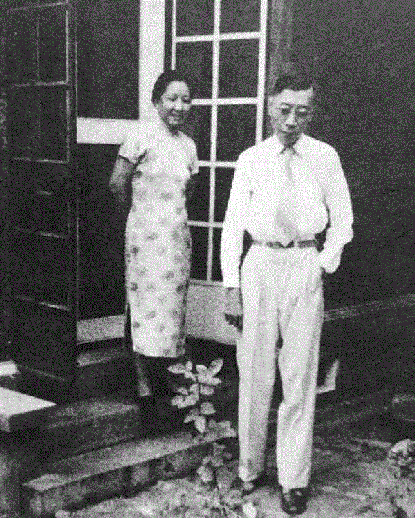▲&nbsp;1965年，傅雷和夫人朱梅馥在上海江苏路宅院内。,夫如山，妻似水，真正的爱情是互相成就,爱情,夫如山,傅雷,朱梅馥,傅聪,成家,丈夫,傅敏,杨绛,合影