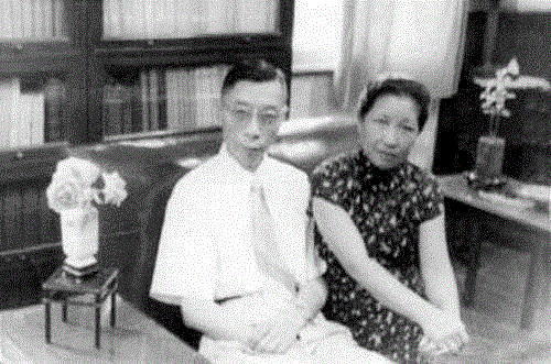 ▲&nbsp;1965年8月，傅雷和夫人朱梅馥在上海江苏路宅邸书房内。,夫如山，妻似水，真正的爱情是互相成就,爱情,夫如山,傅雷,朱梅馥,傅聪,成家,丈夫,傅敏,杨绛,合影