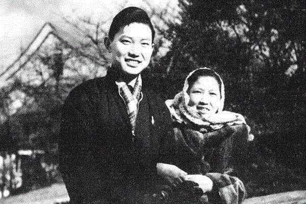 ▲&nbsp;1956年，朱梅馥与长子傅聪在杭州。,夫如山，妻似水，真正的爱情是互相成就,爱情,夫如山,傅雷,朱梅馥,傅聪,成家,丈夫,傅敏,杨绛,合影