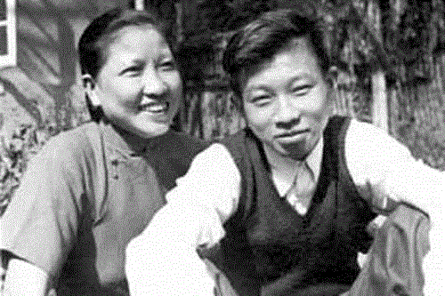 ▲&nbsp;1953年，朱梅馥与次子傅敏 。傅敏也想成为钢琴家，但傅雷认为他无此天赋，建议他教书，