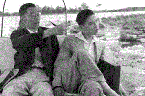 ▲&nbsp;1956年，傅雷与傅聪游览杭州西湖。傅雷对傅聪的教育十分严格，傅聪8岁开始学钢琴，后来