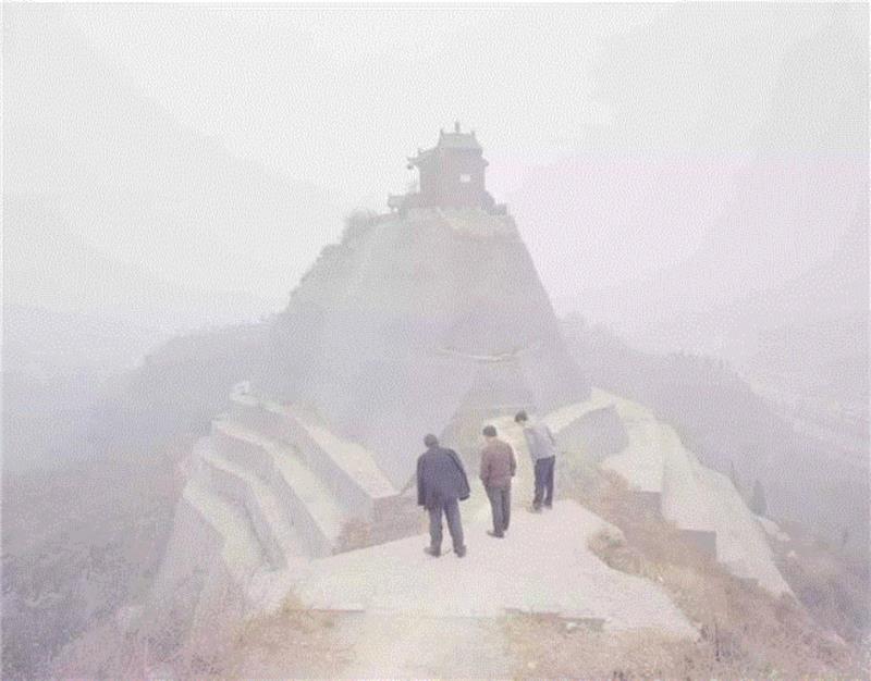 或许是这种深入的观望让人一时忘记了弥漫在图像里的焦虑和困惑，或许摄影师自己也还在寻找的路上，但总之这