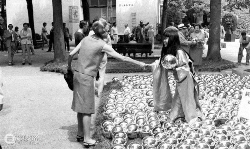 《那希索斯花园》（Narcissus Garden, 1966 / 2009）,草间弥生：每个圆点中 簇放一生,乔治亚·欧姬芙,女性艺术家,圆点,草间弥生