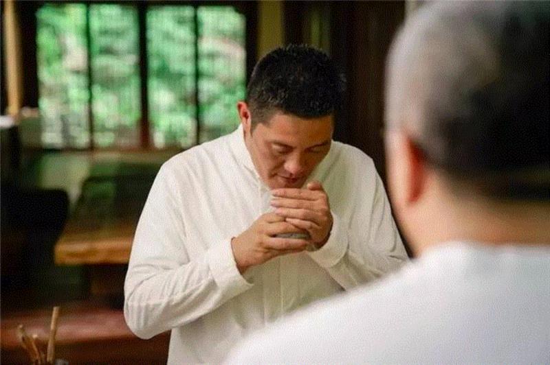 我是养智香铺的创始人，也是一位佛教徒。,他从小寄养于寺庙，一生都迷上了那种味道……,寺庙,寄养,味道,桂花,合香,敖勇军,养智香铺,沉香,香铺,奇楠