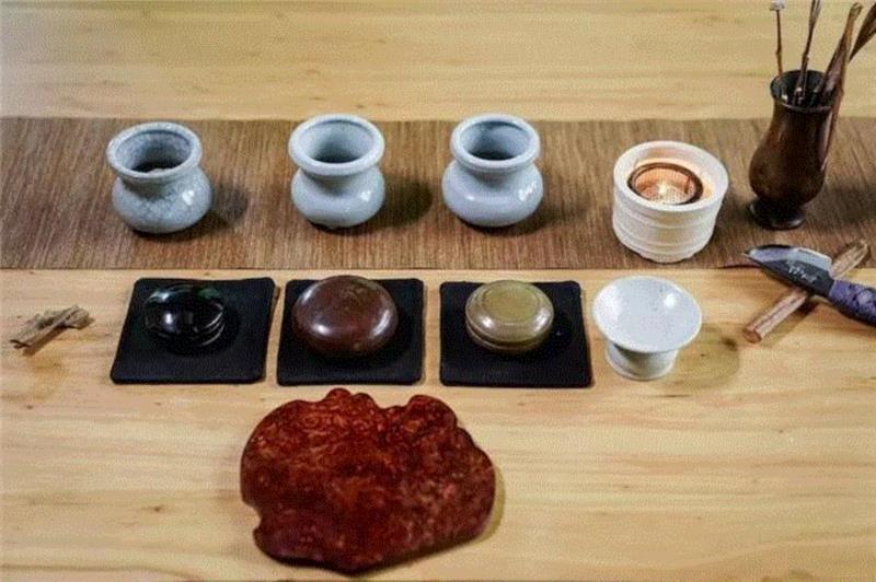 说到香，很多人第一反应就是沉香，,他从小寄养于寺庙，一生都迷上了那种味道……,寺庙,寄养,味道,桂花,合香,敖勇军,养智香铺,沉香,香铺,奇楠