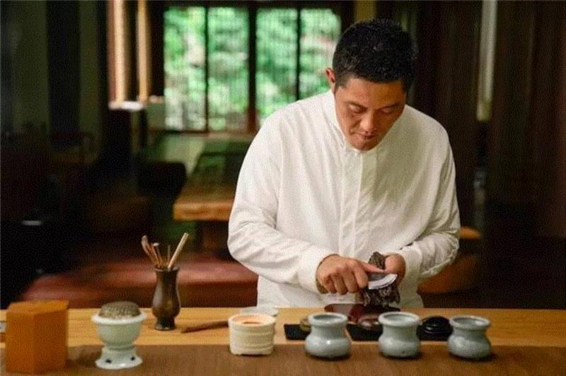 在古代，,他从小寄养于寺庙，一生都迷上了那种味道……,寺庙,寄养,味道,桂花,合香,敖勇军,养智香铺,沉香,香铺,奇楠