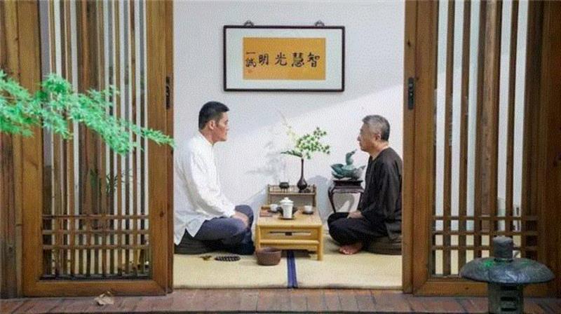 我经常拿着香去寺庙和居士一起品香，有一次雅集结束，我走到门口准备回家，,他从小寄养于寺庙，一生都迷上了那种味道……,寺庙,寄养,味道,桂花,合香,敖勇军,养智香铺,沉香,香铺,奇楠