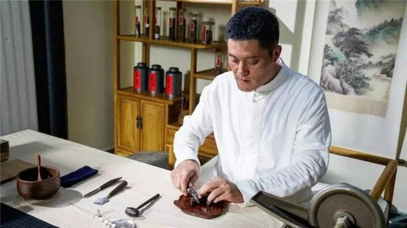 由多种配料混合而成的香，我们称之为合香，,他从小寄养于寺庙，一生都迷上了那种味道……,寺庙,寄养,味道,桂花,合香,敖勇军,养智香铺,沉香,香铺,奇楠