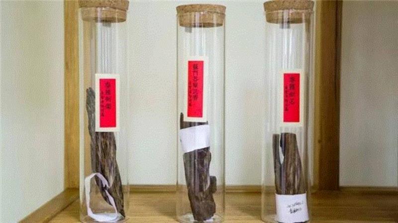 制作合香的过程中，,他从小寄养于寺庙，一生都迷上了那种味道……,寺庙,寄养,味道,桂花,合香,敖勇军,养智香铺,沉香,香铺,奇楠