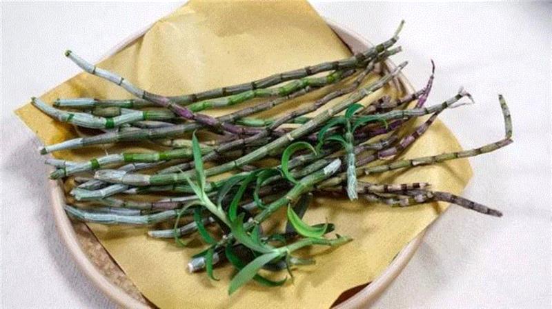 例如铁皮石斛碾碎之后会有黏液，,他从小寄养于寺庙，一生都迷上了那种味道……,寺庙,寄养,味道,桂花,合香,敖勇军,养智香铺,沉香,香铺,奇楠