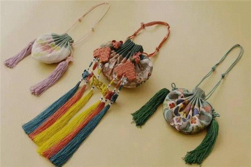 除此以外，我还收藏了很多100多年前的老香囊，,他从小寄养于寺庙，一生都迷上了那种味道……,寺庙,寄养,味道,桂花,合香,敖勇军,养智香铺,沉香,香铺,奇楠