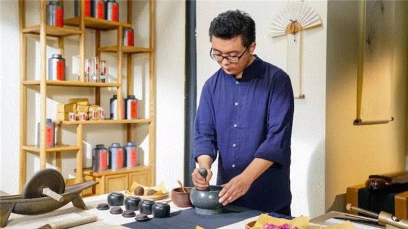 我们香铺有一个中医药大学毕业的研究生，,他从小寄养于寺庙，一生都迷上了那种味道……,寺庙,寄养,味道,桂花,合香,敖勇军,养智香铺,沉香,香铺,奇楠