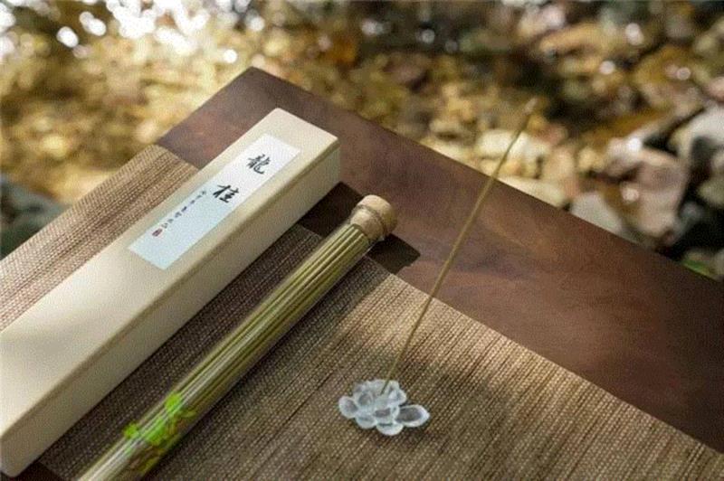 宋代是香学的鼎盛时期，,他从小寄养于寺庙，一生都迷上了那种味道……,寺庙,寄养,味道,桂花,合香,敖勇军,养智香铺,沉香,香铺,奇楠