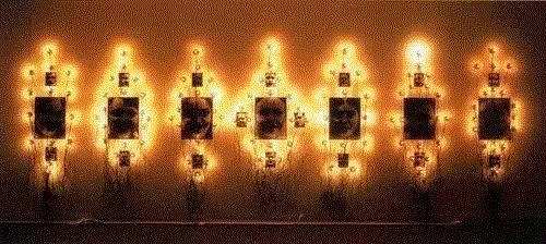 碑（Odessa），用了六张犹太学生点燃蜡烛缅怀死者的照片。,ARTIST | CHRISTIAN BOLTANSKI,ARTIST,BOLTANSKI],死亡,Boltanski,照片,屠杀,山路,博尔坦斯基,Christian,犹太人